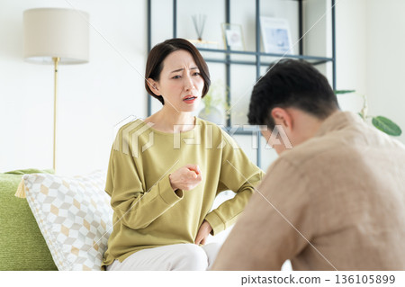 A couple fight 136105899