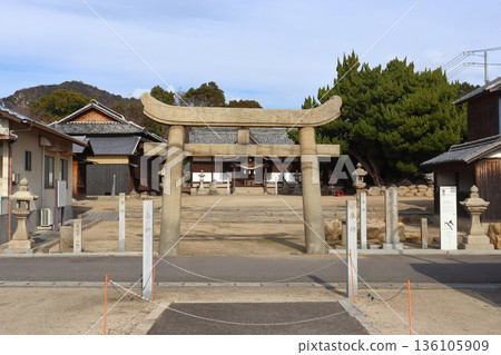 Karasu Shrine in front of Tomari Beach on the main island of the Shiwaku Islands (Marugame City, Kagawa Prefecture) Karasu Shrine in front of Tomari Beach on the main island of the Shiwaku Islands (Marugame City, Kagawa Prefecture) 136105909