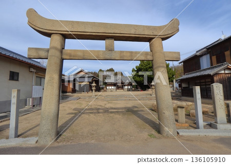 Karasu Shrine in front of Tomari Beach on the main island of the Shiwaku Islands (Marugame City, Kagawa Prefecture) Karasu Shrine in front of Tomari Beach on the main island of the Shiwaku Islands (Marugame City, Kagawa Prefecture) 136105910