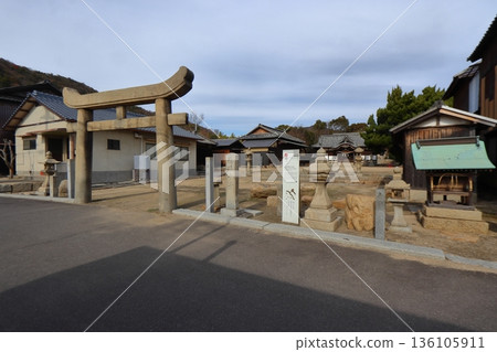 Karasu Shrine in front of Tomari Beach on the main island of the Shiwaku Islands (Marugame City, Kagawa Prefecture) Karasu Shrine in front of Tomari Beach on the main island of the Shiwaku Islands (Marugame City, Kagawa Prefecture) 136105911