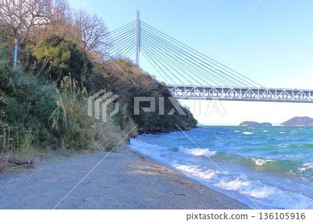 岩黑島的起源:黑濱海岸,那裡遍布黑色閃長岩(岩黑島,志久群島) 岩黑島的起源:黑濱海岸,那裡遍布黑色閃長岩(岩黑島,志久群島) 136105916
