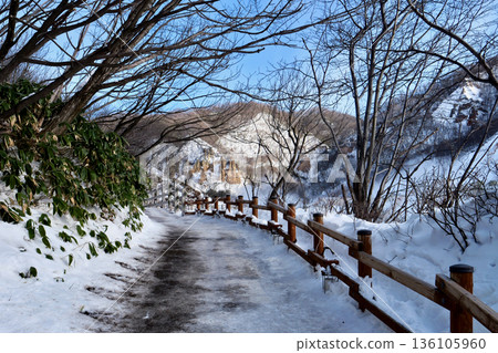 通往地獄谷中心的「雪景長廊」。 通往地獄谷中心的「雪景長廊」。 136105960
