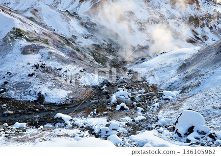 Snow-covered Noboribetsu Jigokudani: Flowing hot springs and steam rising from fumaroles Snow-covered Noboribetsu Jigokudani: Flowing hot springs and steam rising from fumaroles 136105962