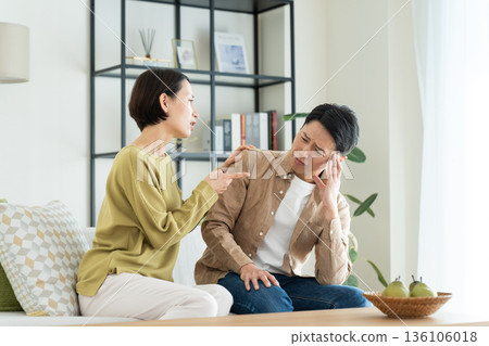 一對夫妻吵架 136106018