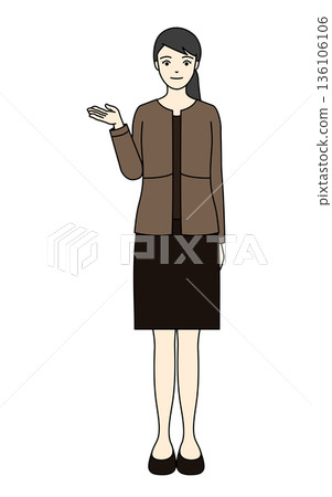 圖：一名身穿棕色制服的女工作人員伸出右手，提供指導。 136106106