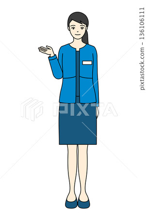 一位身穿藍色外套的女員工伸出右手，為顧客提供指導並介紹產品。 136106111