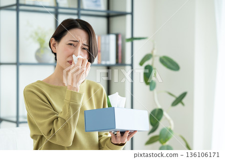 一名患有花粉症的中年婦女 136106171