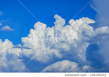 夏日的藍天中出現了一道彩虹，遠處則是一團巨大的積雨雲。 136106242