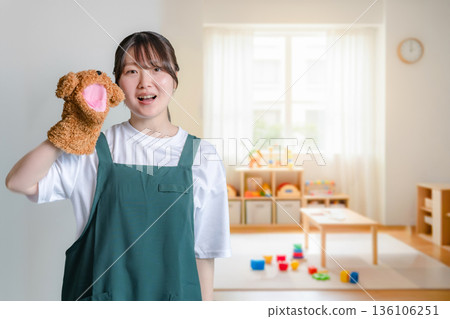 穿著圍裙的女人抱著娃娃 136106251