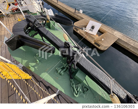Ship's anchor 136106303