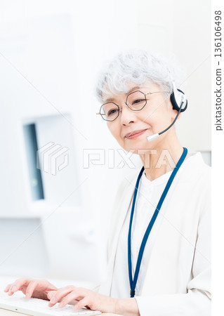 一位正在使用對講機的老年女性 136106498