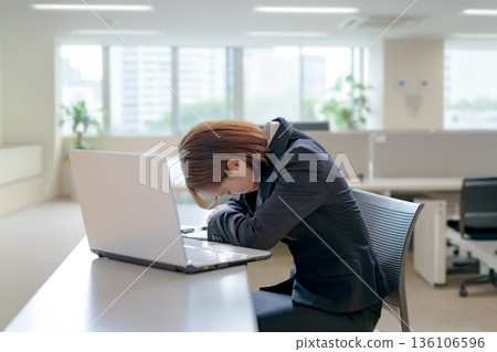 Burnt out businesswoman Burnt out businesswoman 136106596