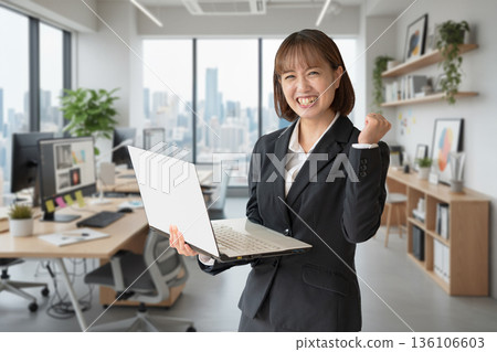 女商人握拳頭 女商人握拳頭 136106603