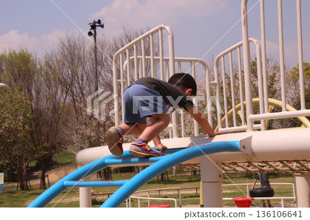 孩子們在公園玩耍 136106641