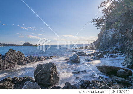 陽光照耀下的龍舞崎岩石海岸與海浪 | 宮城縣氣仙沼市大島 陽光照耀下的龍舞崎岩石海岸與海浪 | 宮城縣氣仙沼市大島 136107045
