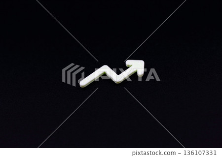 向上移動的綠色箭頭表示向上移動的一步 136107331