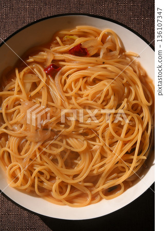 Japanese-style onion pasta 136107347