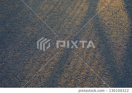 夕陽灑在道路上。 夕陽灑在道路上。 136108322