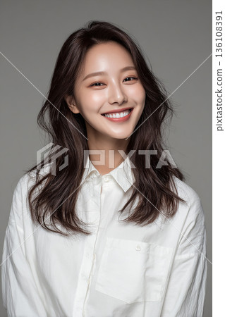 灰色背景上的清新女模特，新員工，休閒辦公裝 136108391