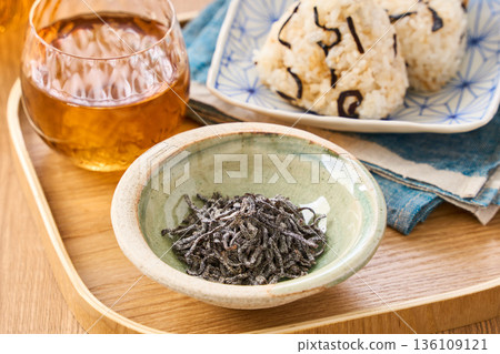 小碗裡裝著鹹海帶和鹹海帶飯糰 136109121