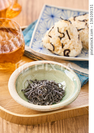 小碗裡裝著鹹海帶和鹹海帶飯糰 136109131