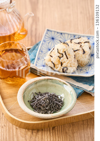 小碗裡裝著鹹海帶和鹹海帶飯糰 136109132