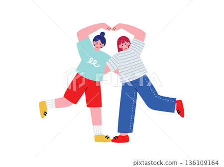 兩個女孩用手比劃出一個大大的心形。 兩個女孩用手比劃出一個大大的心形。 136109164