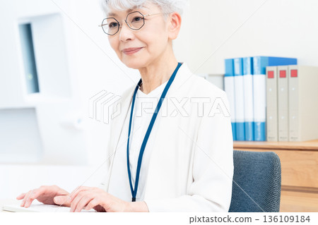 一位老年婦女正在使用電腦 136109184