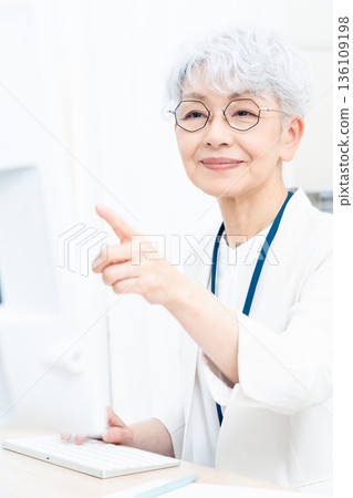 Senior woman working on a computer 136109198