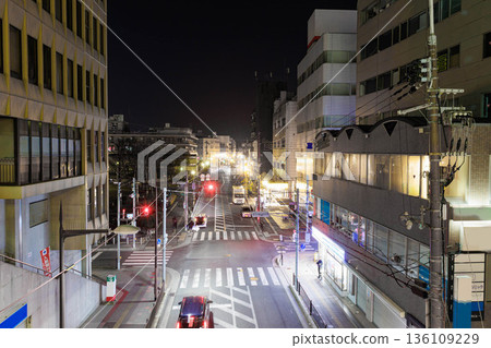 夜間在平東站附近(數字、標誌和人物已隱去) 夜間在平東站附近(數字、標誌和人物已隱去) 136109229