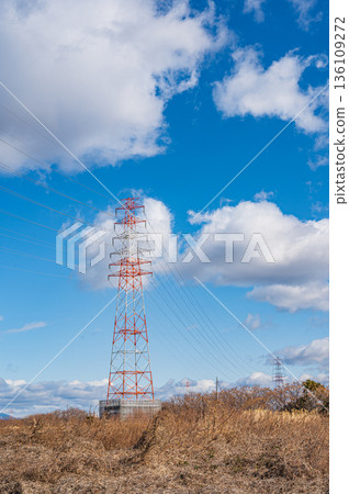 在淀川右岸的高槻市河床上，矗立著一座輸電塔。 136109272