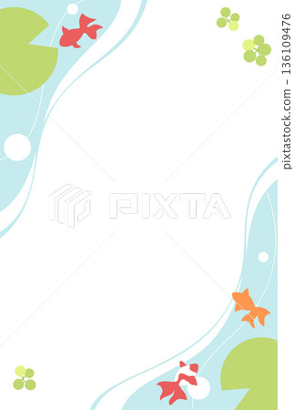 金魚與水面的清涼背景框（夏季賀卡、明信片）豎版 136109476