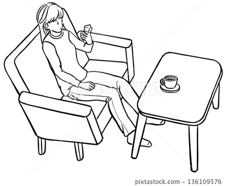 一幅年輕女子坐在沙發上看著智慧型手機的線條畫 136109576