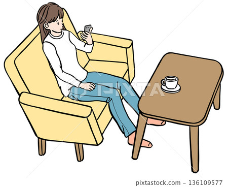 圖：一位年輕女子坐在沙發上，看著她的智慧型手機 136109577