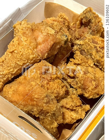 Crispy fried chicken with golden, crunchy skin and juicy, tender meat. A delicious and savory dish, perfect for any meal, served with dipping sauces or side dishes for extra flavor! Crispy fried chicken with golden, crunchy skin and juicy, tender meat. A delicious and savory dish, perfect for any meal, served with dipping sauces or side dishes for extra flavor! 136109602