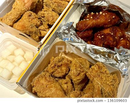 Crispy fried chicken with golden, crunchy skin and juicy, tender meat. A delicious and savory dish, perfect for any meal, served with dipping sauces or side dishes for extra flavor! 136109603