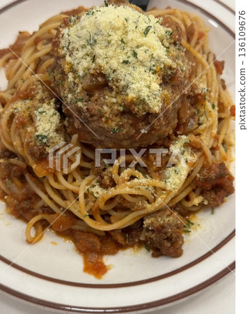 Creamy spaghetti carbonara made with rich egg yolk sauce, crispy bacon, parmesan cheese, and freshly ground black pepper for a classic, indulgent Italian pasta dish. Creamy spaghetti carbonara made with rich egg yolk sauce, crispy bacon, parmesan cheese, and freshly ground black pepper for a classic, indulgent Italian pasta dish. 136109676