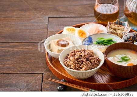 日本早餐,包括一些小菜:雜糧米飯、味噌湯和烤鹹鯖魚 日本早餐,包括一些小菜:雜糧米飯、味噌湯和烤鹹鯖魚 136109952