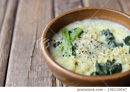 短意麵菠菜奶油湯 136110047