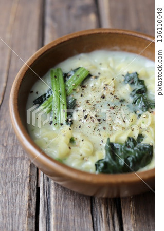 短意麵菠菜奶油湯 短意麵菠菜奶油湯 136110048