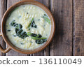 Short pasta and spinach cream soup 136110049