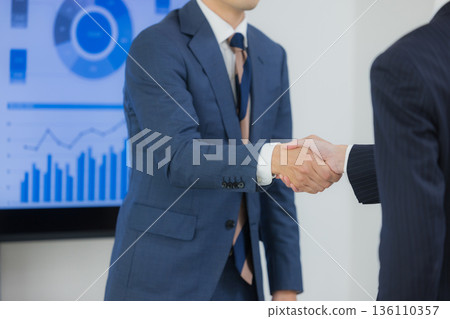 一位商人在辦公室會議 136110357