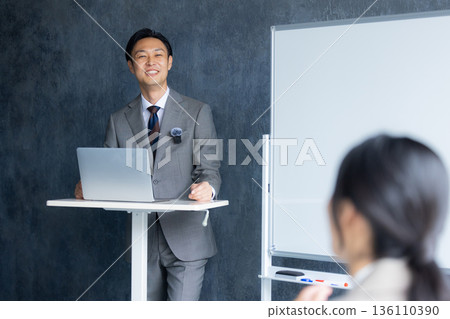 一位男士在研討會上發言 一位男士在研討會上發言 136110390