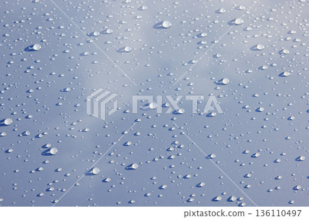雨後，引擎蓋上閃爍著無數水滴和倒影。 136110497