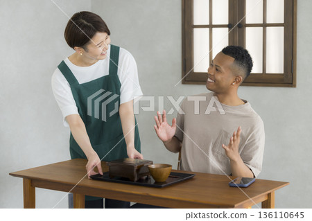 外籍男子享用日本料理 外籍男子享用日本料理 136110645