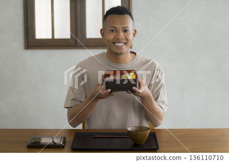 外籍男子享用日本料理 136110710