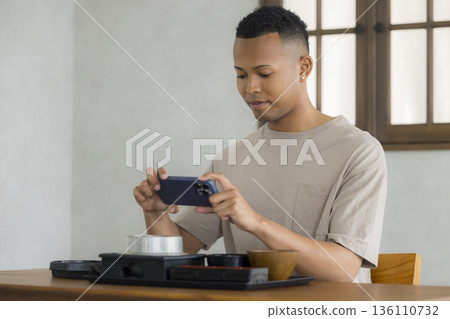 Foreign man enjoying Japanese food 136110732