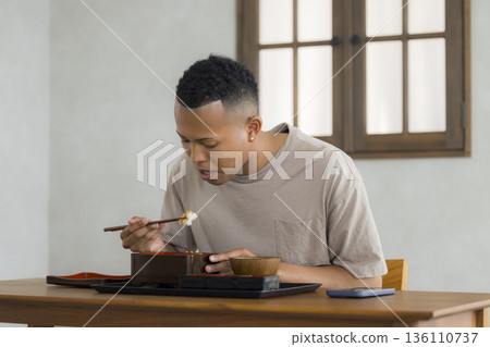 外籍男子享用日本料理 136110737