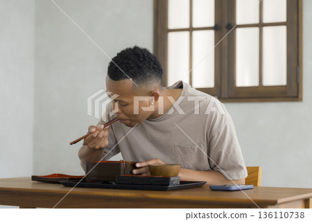 外籍男子享用日本料理 外籍男子享用日本料理 136110738