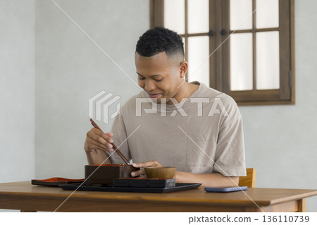 外籍男子享用日本料理 136110739